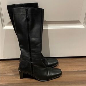 La CANADIENNE Stylish Black Heeled Boots